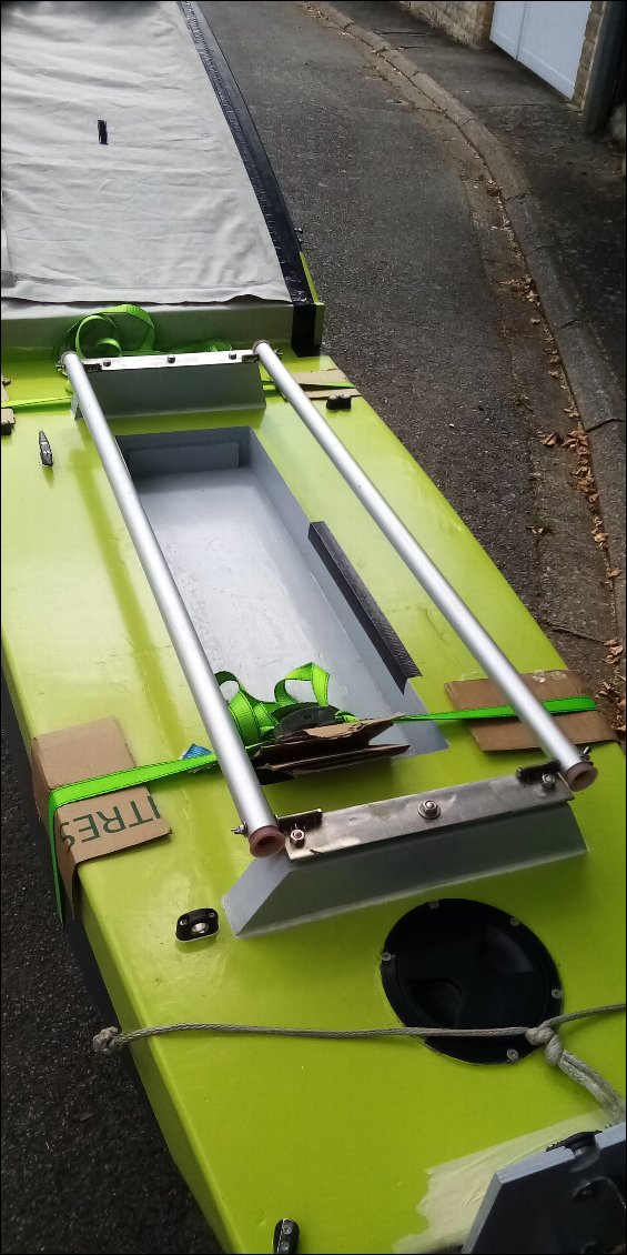 Installation de tubes de coulisse pour accueillir portant et cale-pieds mobiles. Création d'un caisson pour baisser la hauteur de l'assise.