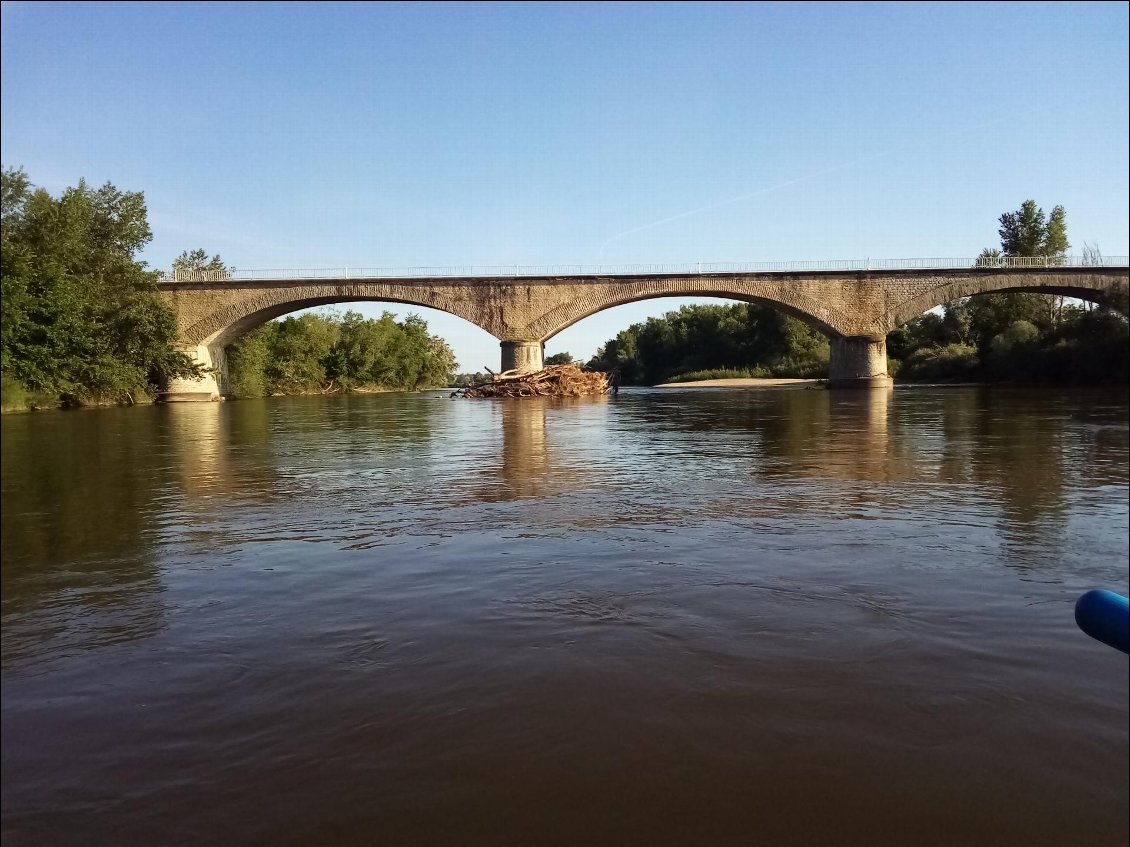 Il peut arriver que quelques menues brindilles se coincent contre les piles des ponts.