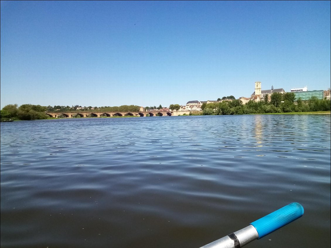 Arrivée à Nevers par la Loire: c'est quand même plus sympa que par la route, non ?