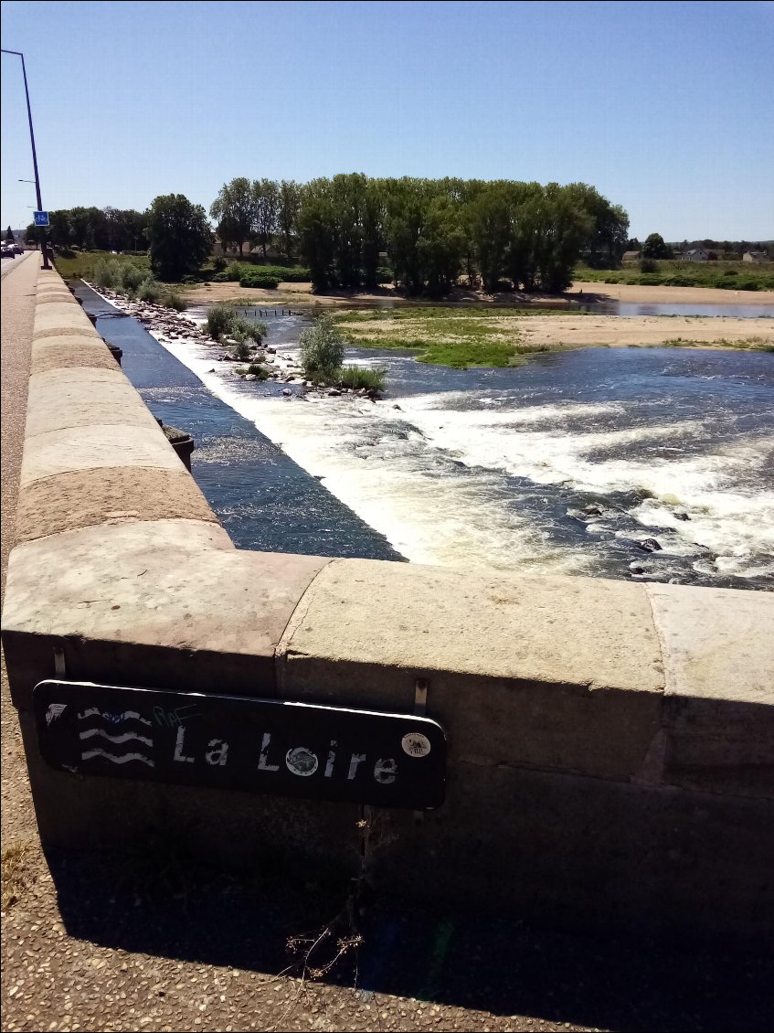 Voici ce que le portage permet de contourner. Même moi je n'y vais pas ! :-)
La remise à l'eau aura lieu de l'autre côté du pont au niveau d'une plage.
(Notez bien le nom du cours d'eau, il n'y a pas de triche.)