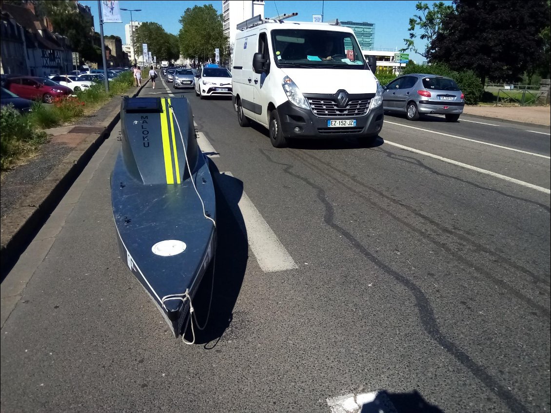 Les automobilistes n'ont pas dû bien comprendre comment fonctionnait ce vélo.