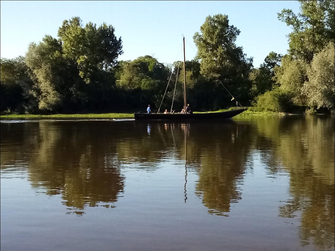 Du monde !
Joli bateau.