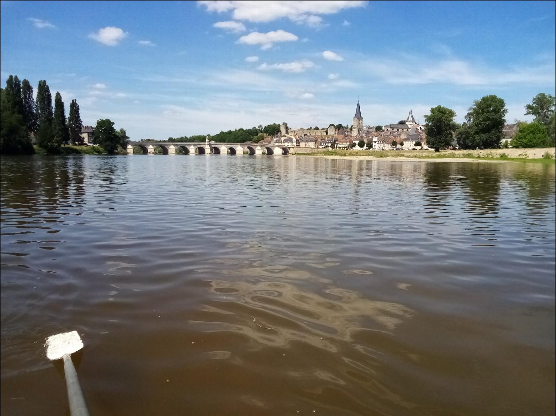 Arrivée à la Charité-Sur-Loire vers 16 h.
C'est beau.
Fin de journée ici, j'aimerais passer le pont et visiter un peu en récompense.