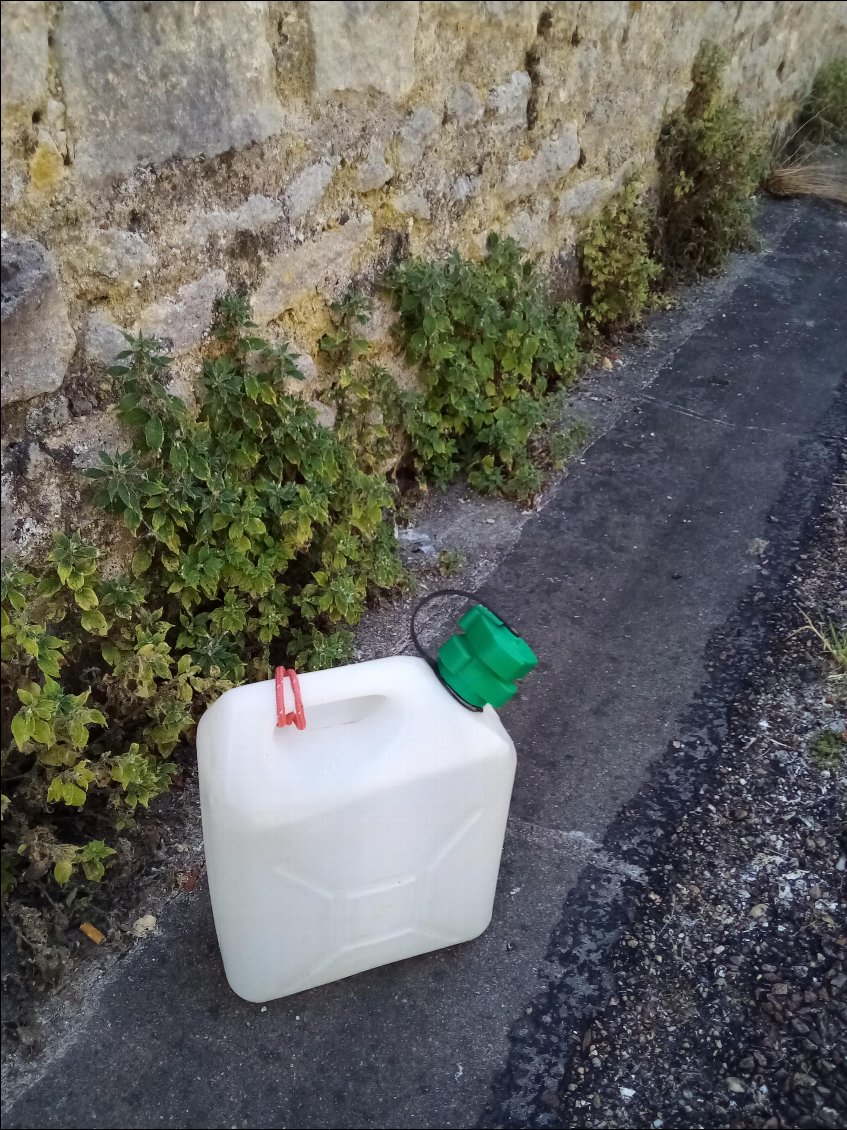 Voici Bidondo, le copain qui m'accompagne à chaque visite de village.