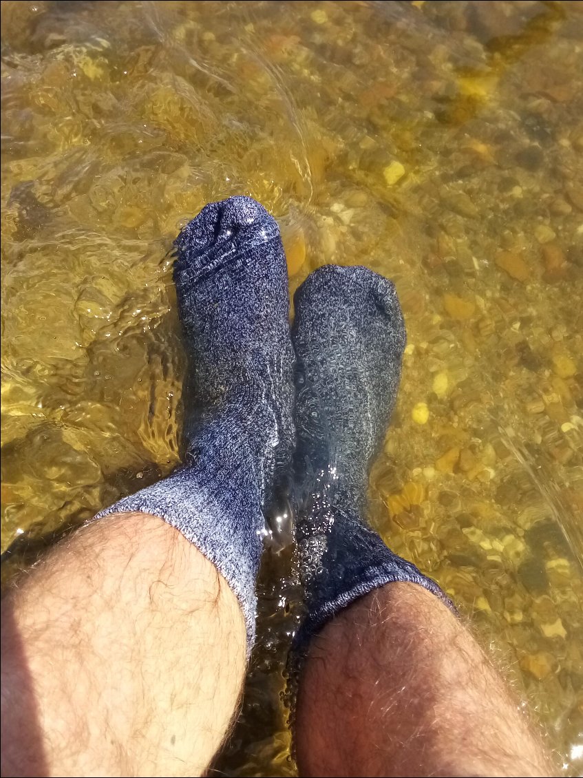 Mes pauvres pieds souffrent sous ce soleil. Je décide de passer ma seule et unique paire de chaussettes qui seront régulièrement trempées dans l'eau.