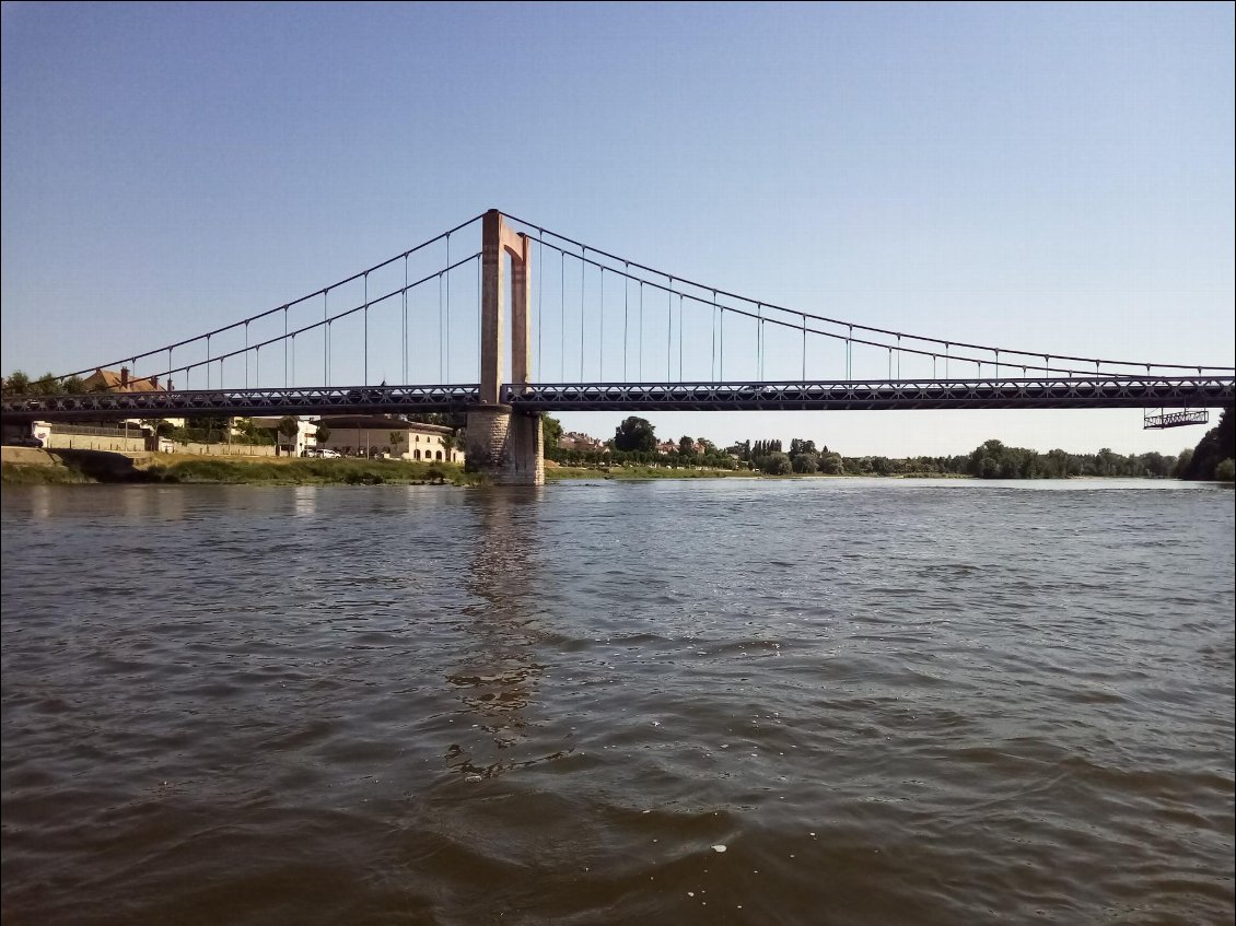 C'en est fini des pierres traîtresses après le joli pont de Cosne-sur-Loire.