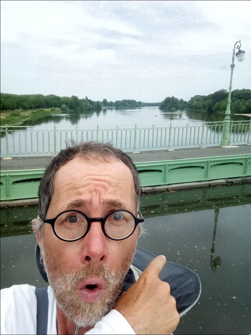 Le pont canal. Mais c'est pas dingue ça ? De l'eau qui passe au dessus de l'eau !!
(Bon, faudra que je bosse un peu mes selfies.)