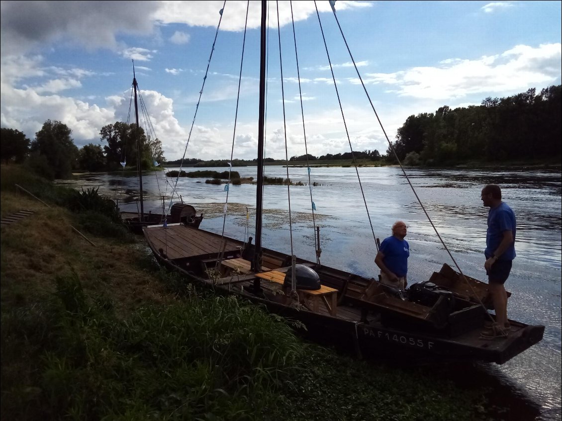 Petit arrêt au milieu des membres d'une association qui mettent la touche finale à la préparation de leurs toues, ces bateau traditionnels de la Loire. Demain, c'est la fête.