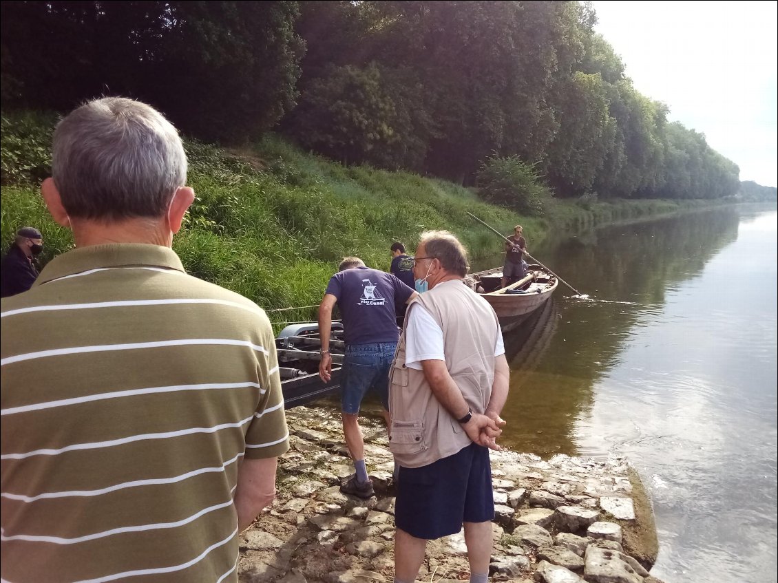 Et une toue mise à l'eau, une !