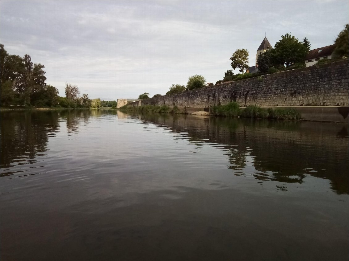 Longue digue entre Combleux et Orléans.