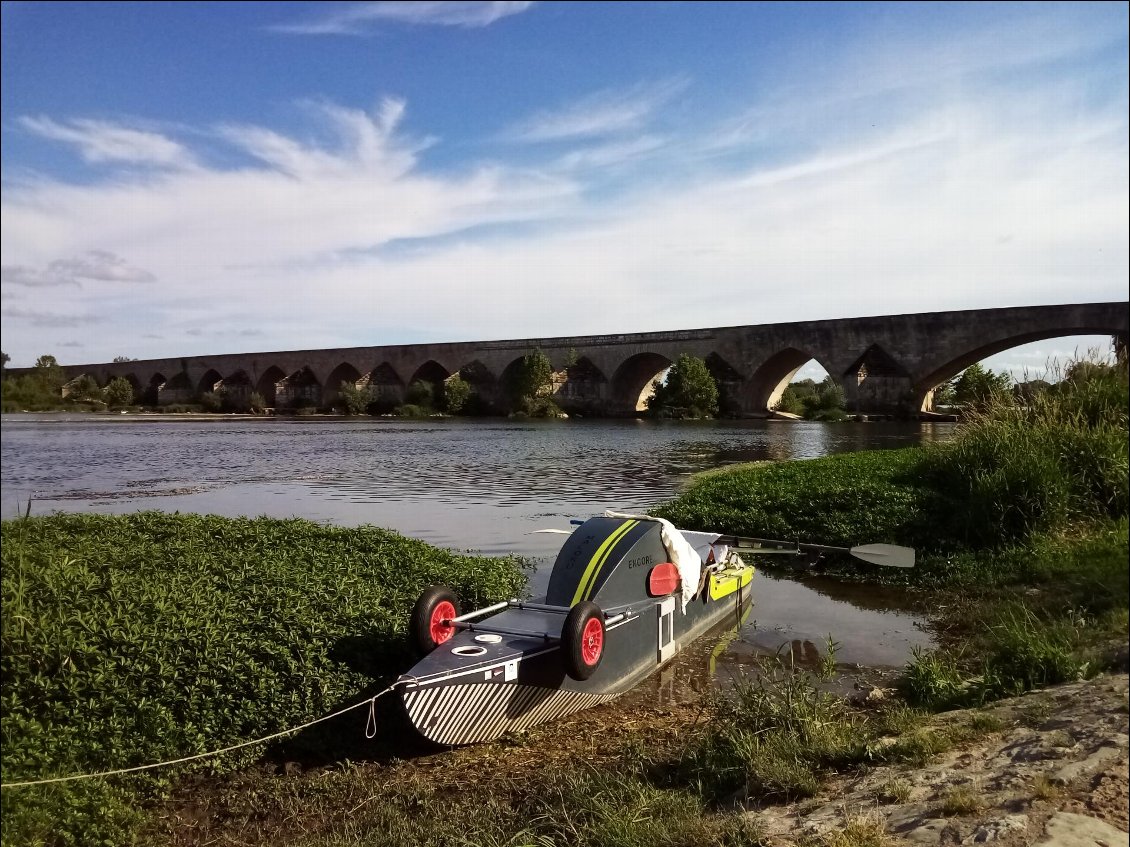 Devant le pont de Beaugency, l'un des plus réputés de la Loire.