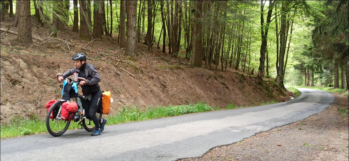 J'ai l'impression que casser de temps à autre la gestuelle du pédalage soulage mon genou. Lorsque la douleur est trop forte, je n'hésite pas à descendre de mon vélo pour le pousser sur quelques dizaines de mètres.