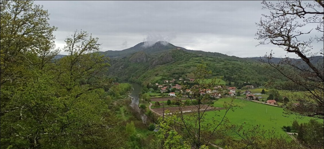 En contrebas, la Loire dans sa partie amont.