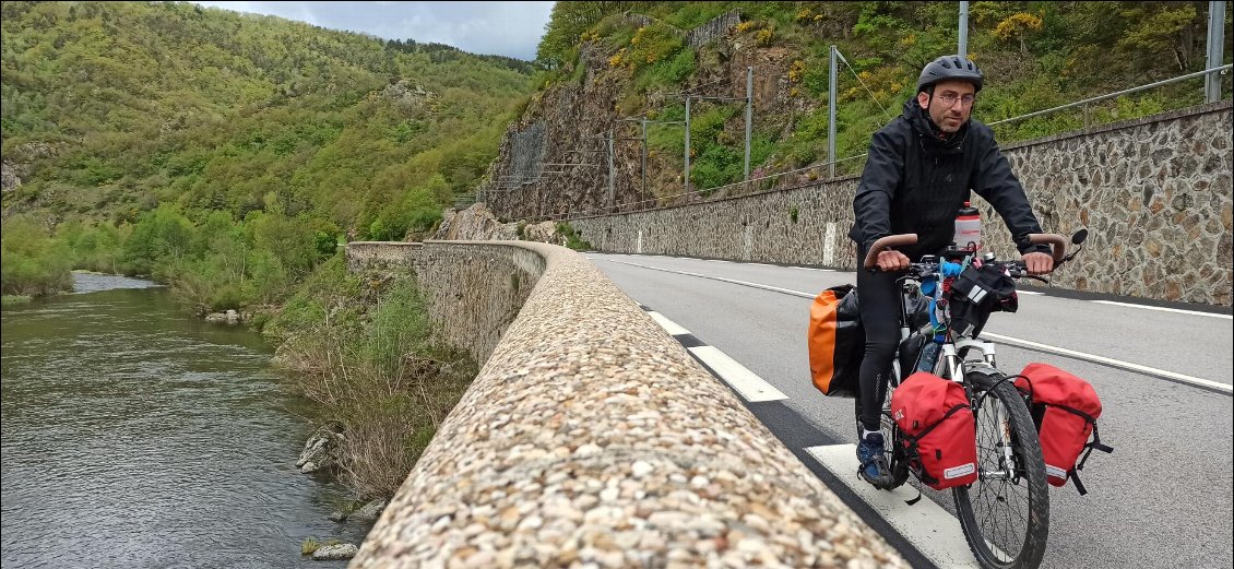 Dernière ligne droite avant le Puy-en-Velay ! Voie ferrée et route se côtoient avec un mur de soutènement. Ici la Loire est très encaissée et laisse peu de place aux axes de transport.