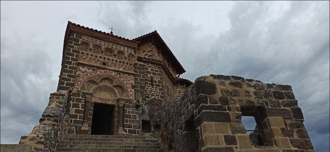 A son sommet a été érigée au Xème siècle l'église romane Saint-Michel d'Aiguilhe.