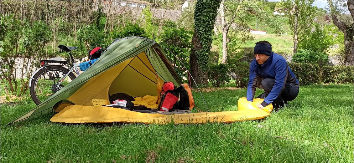 Gonflage de mon matelas avec le sac étanche pour habits. Fonction 2 en 1, simple et efficace.
