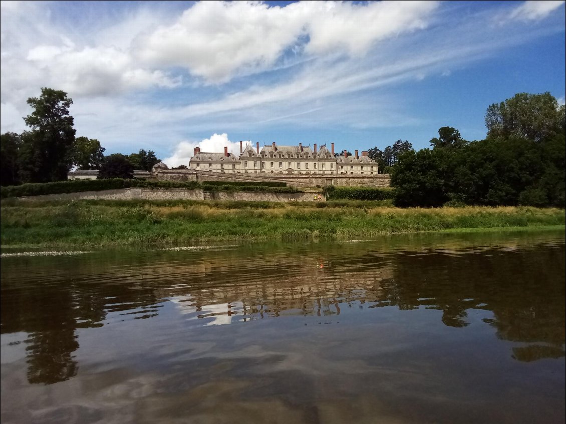 A la sortie de Menars, le château de Meudame de Pompadour.