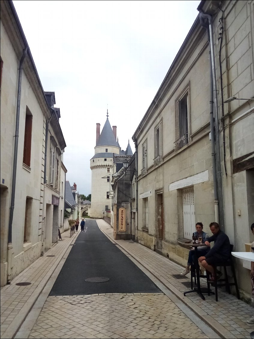 Château de Langeais au fond, buveurs de bières artisanales locales au premier plan.