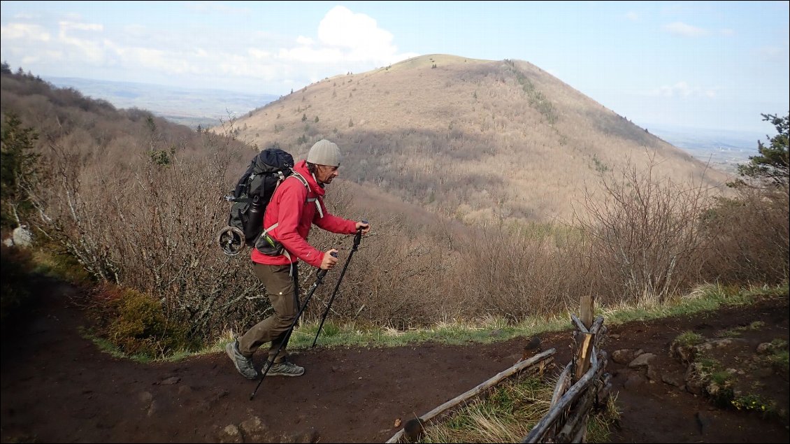 En montée, un chemin plus étroit ne permet pas de faire rouler le chariot. Les bâtons retrouvent toute leur utilité, le chariot reste sur le sac à dos.