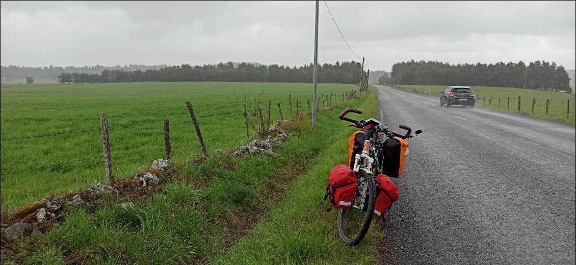 Depuis le départ j'ai pourtant eu des journées de pluie entières, mais facilement gérable, pas comme celle-ci. L'eau a absolument tout traversé, une température aux alentours de 5 degrés et des rafales de vent à 60 km/h, la fatigue cumulée, tout cela a fait un cocktail détonant.