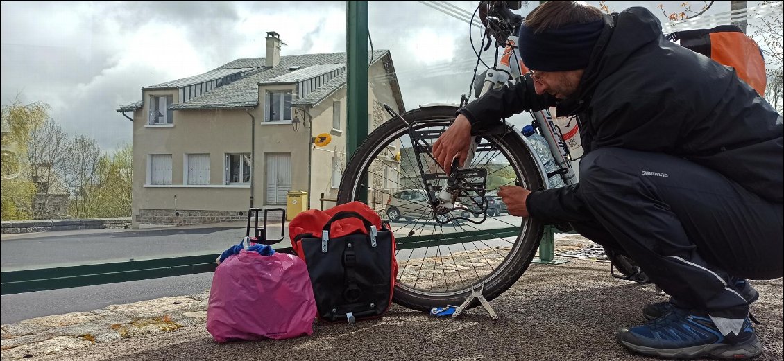 C'est décidé, pour alléger le vélo en plus de mon petit sac rose rempli d'affaires, je démonte le porte-bagage avant et je vais tout renvoyer avec les sacoches par la poste 😄 j'ai été tenté de mettre mon réchaud dans le colis, mais par ce temps où je suis H24 7j/7 dehors, un repas chaud au dîner fait du bien.