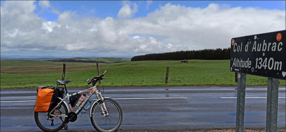 C'est le point culminant de mon parcours sur la voie du Puy. Il est beau Pégase sans ses sacoches avant 🙂