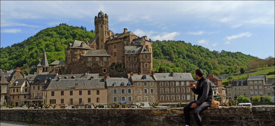 Pause viennoiserie pour admirer Estaing et se préparer à la prochaine côte de 8%-10% constants sur plusieurs kilomètres 🙂