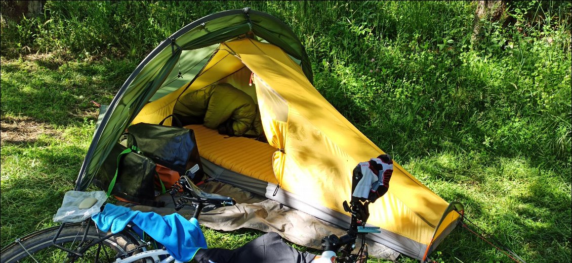 A Figeac je me suis arrangé avec un gîte pour y planter la tente, ça change du camping. Tente en mode farniente : avec la descente en altitude et le changement de météo, j'ai gagné 20 degrès !