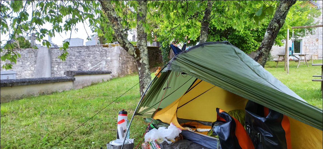 Tente non loin du cimetière dans le jardin d'un presbytère reconverti en gîte.