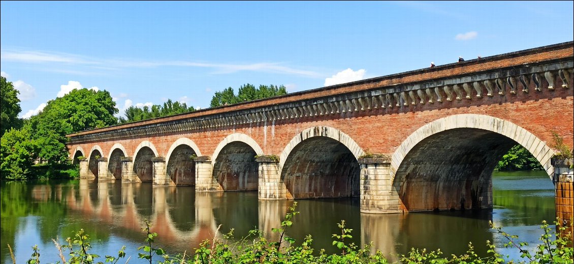 Le pont-canal de Garonne qui franchit le Tarn à Moissac.