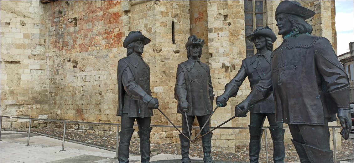 Statue de d'Artagnan et des trois mousquetaires, sur la place Saint-Pierre.