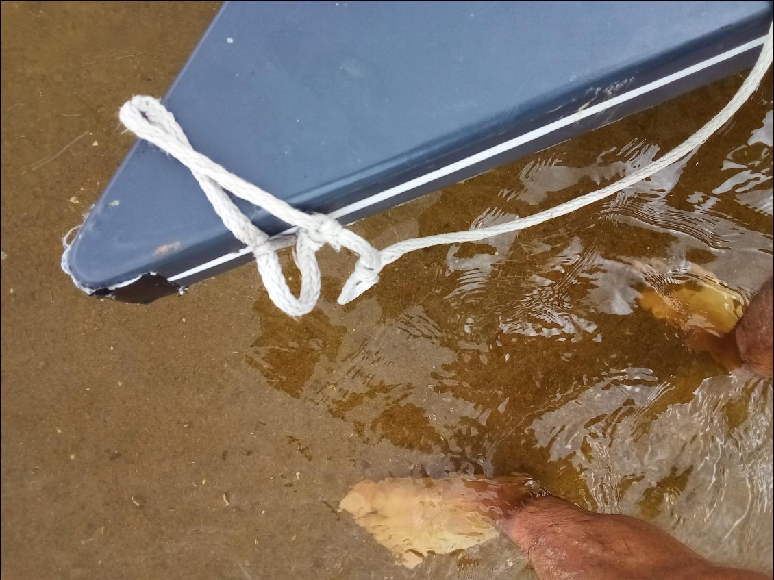 Et voilà ce qui arrive quand on en a assez de suivre les zig zags du chenal : on coupe tout droit, on est accueilli à bras ouverts par un banc de sable. Et alors on marche. Ça change un peu vous me direz...
Bon, retour dans le chenal.