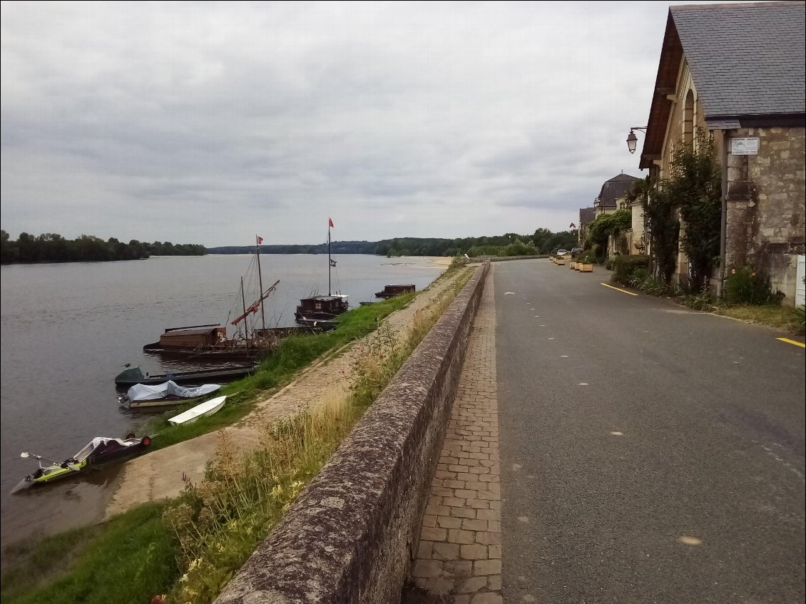 Arrêt casse-croûte le long du quai de Le Thoureil. Joli.