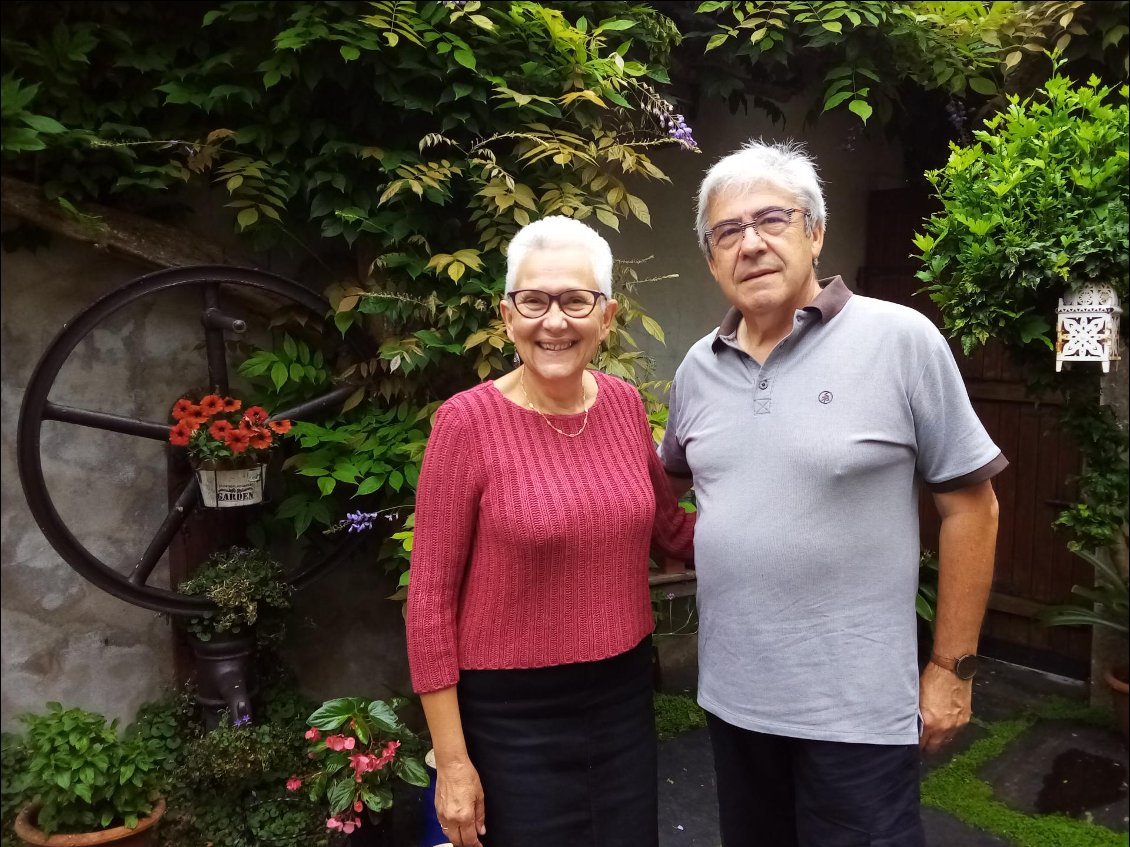 Mr et Mme Davy, résidents du bord de Loire aux Pont de Cé.
Merci pour le café, la causerie et cette merveilleuse poire maison !