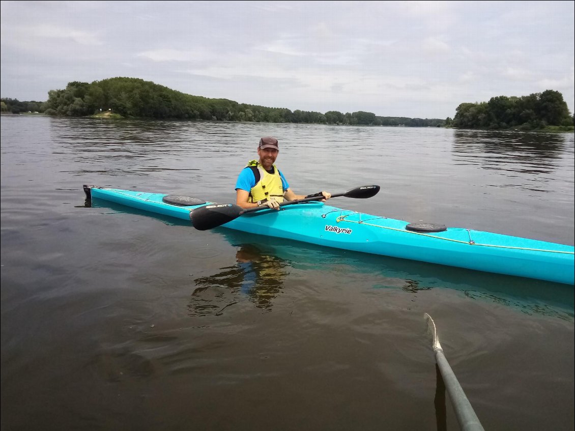 Je rencontre un des fous qui ont fait la 725 (la course Roanne/Atlantique) : 150 km en moyenne par jour !
Michel a terminé mais là il a pris 2 jours pour faire des ronds dans l'eau avec des amis.
Je crois que le kayak, Michel il aime ça.