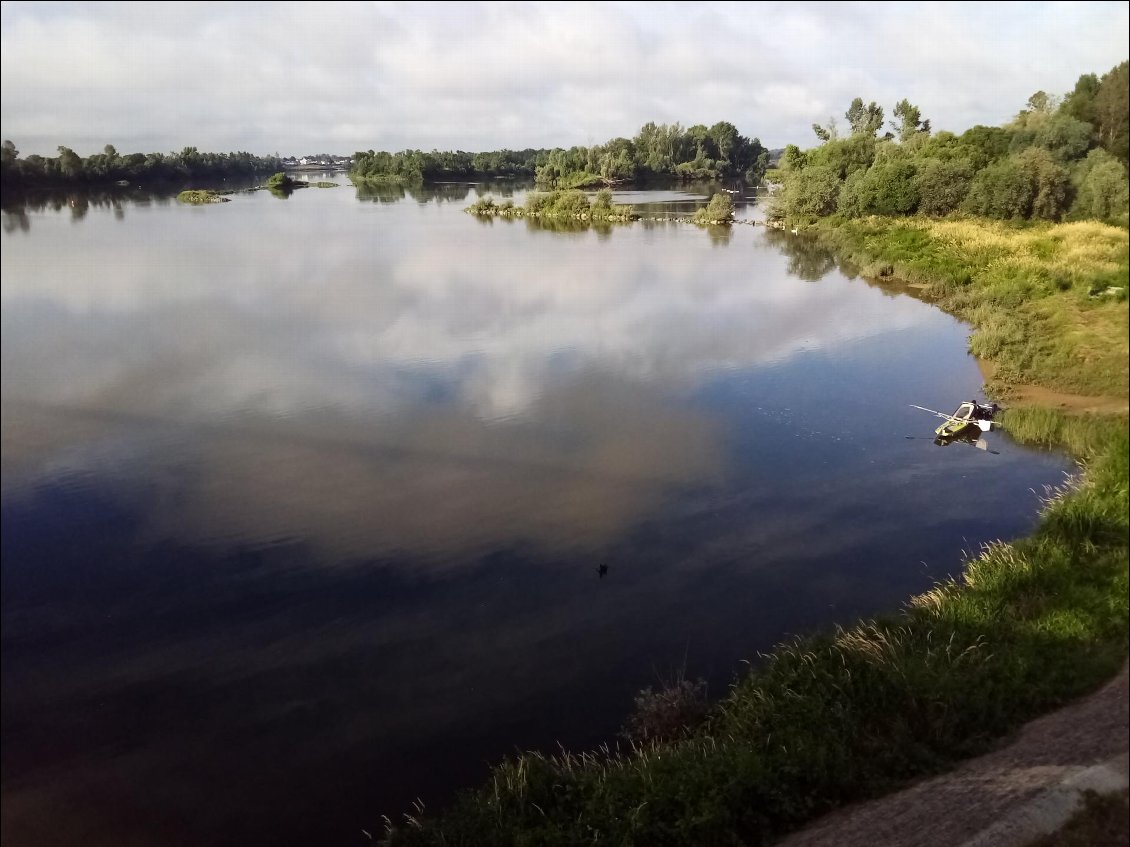 Nous attendons, Maloku et moi, la renverse de marée pour démarrer.
Direction Nantes !
Incroyable cette différence de paysage entre marée basse et haute.