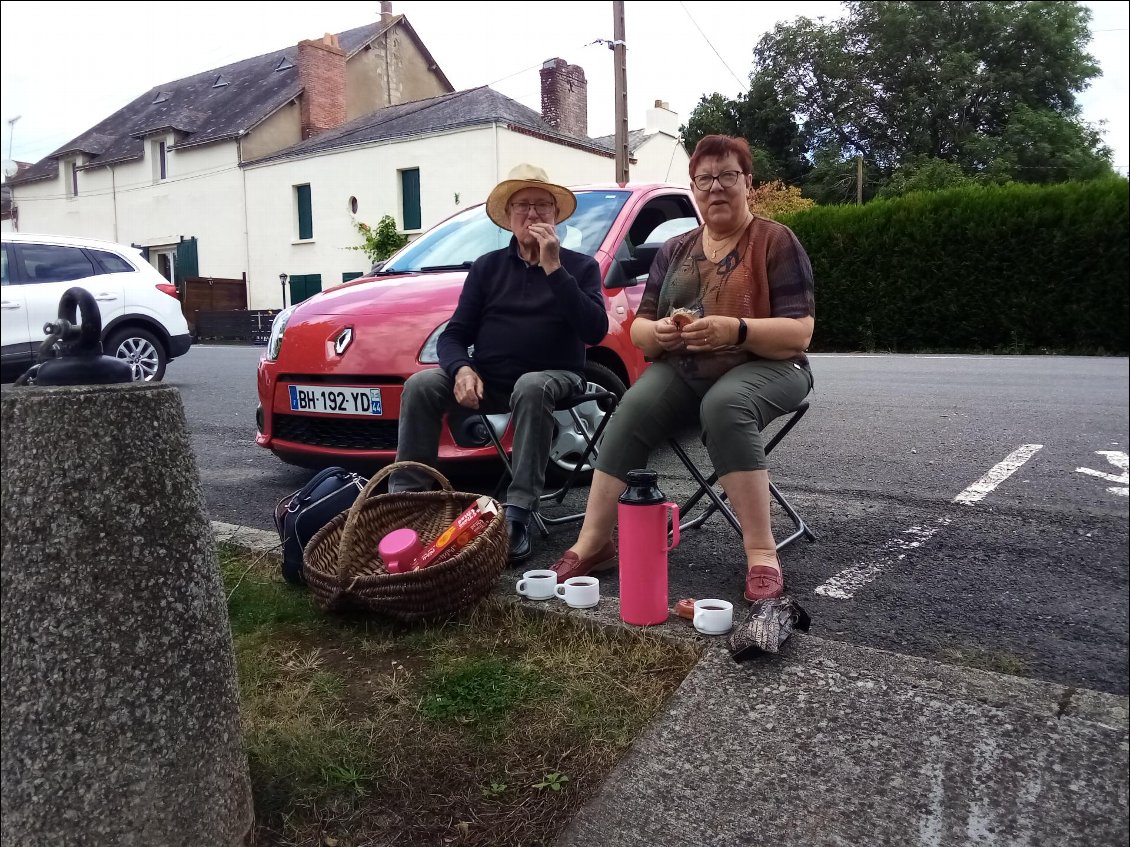 J'y retrouve Nicole et Jean, mes plus fidèles supporters.
Café galettes ensemble au bord du canal. Chouette.
Ils n'ont pas l'air bien là ?