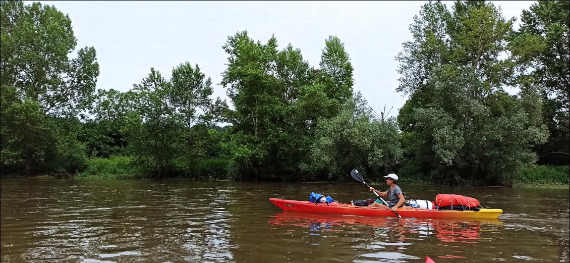 J3. Une fois le seuil franchi on retrouve la quiétude du fleuve. Ici ma collègue kayakiste avec son embarcation rigide.