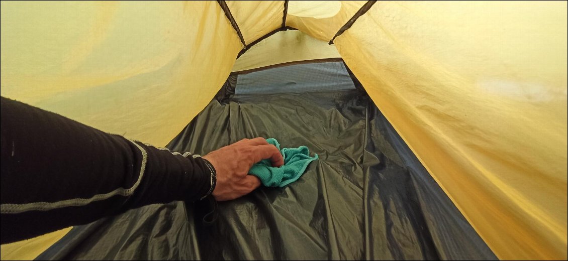 J4. Finalement l’eau n’est pas venue par le fleuve, mais par le ciel qui n’a pas ménagé ma petite tente pourtant assez fiable. Il m’a fallut éponger à plusieurs reprises dans la nuit.