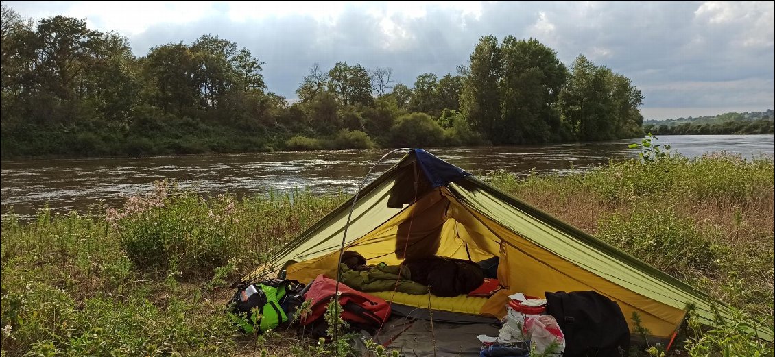 J3. Bivouac. Le calme avant la tempête, car de violents orages accompagnés de pluie sans discontinuité sont annoncés pour la nuit. Nous sommes environ 1 mètre au-dessus du niveau de l'eau. C'est un environnement que je méconnais dans ces conditions et je suis inquiet par une éventuelle montée de la Loire.