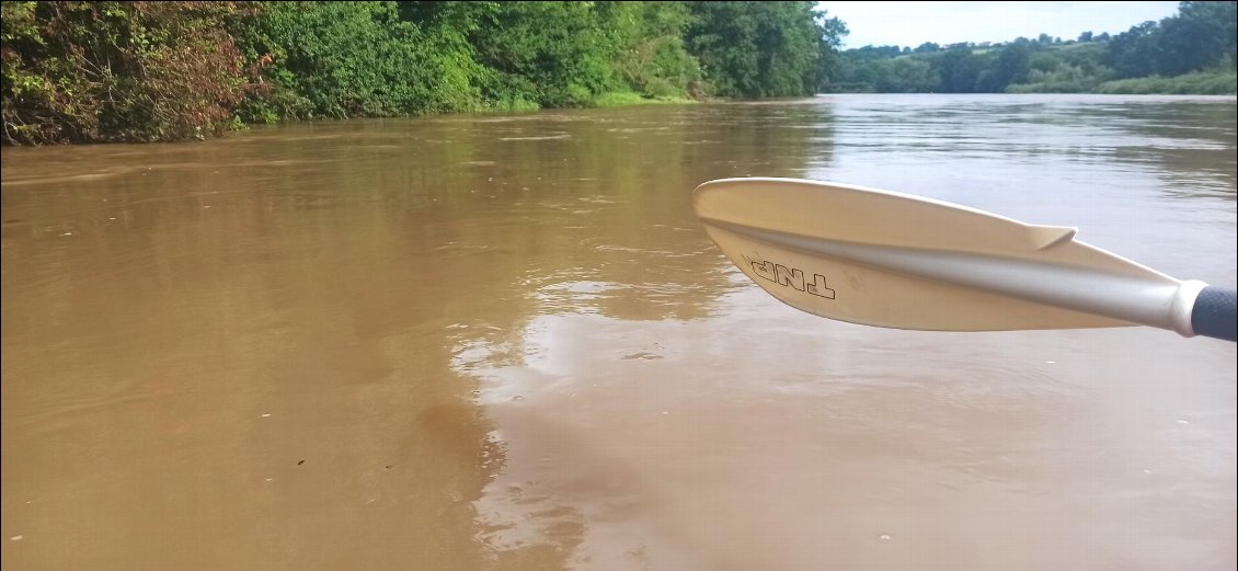 J4. Avec les fortes précipitations l’eau a changé de couleur, elle s’est chargée de terre en suspension.