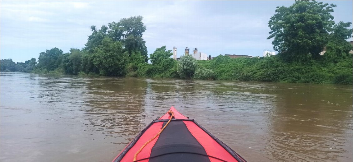 J4. Les bords de Loire sont propices, comme tout fleuve même sauvage, à l’implantation des industries et des habitations.