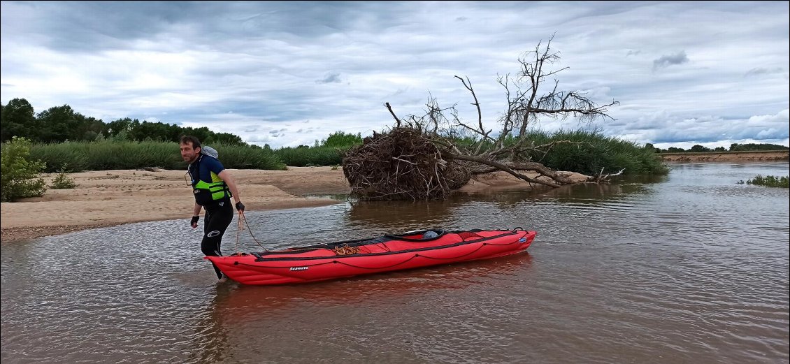 J4. Surpris par les bas-fonds il m’a fallut sortir du kayak pour le tracter. Ce scénario courant en août 2020 ne s’est produit qu’une seule fois durant cette nouvelle itinérance.