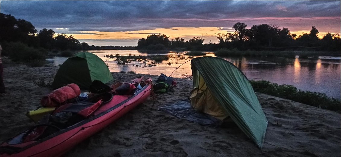 J4. J’ai changé ma tente de place pour la positionner légèrement plus haut, et nous avons remonté et chargé nos kayaks respectifs, prêts à partir au cas où nous commencerions à prendre l’eau dans la nuit. Pas de réelles craintes, nous nous organisons simplement afin d’anticiper un maximum et restons vigilants.