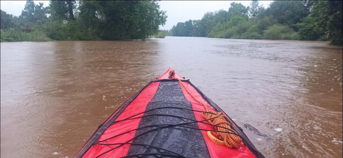 J5. Pour ce dernier jour, une pluie assez soutenue est de la partie. La Loire est en crue et le courant nous porte à vitesse grand V jusqu’à Decize, notre arrivée… Ainsi se termine ces 5 jours de kayak sur une Loire bien différente de celle pratiquée l’an passé. N’hésitez pas si vous avez des questions. Et à très bientôt, car d’autres projets se profilent déjà pour l’été 😊