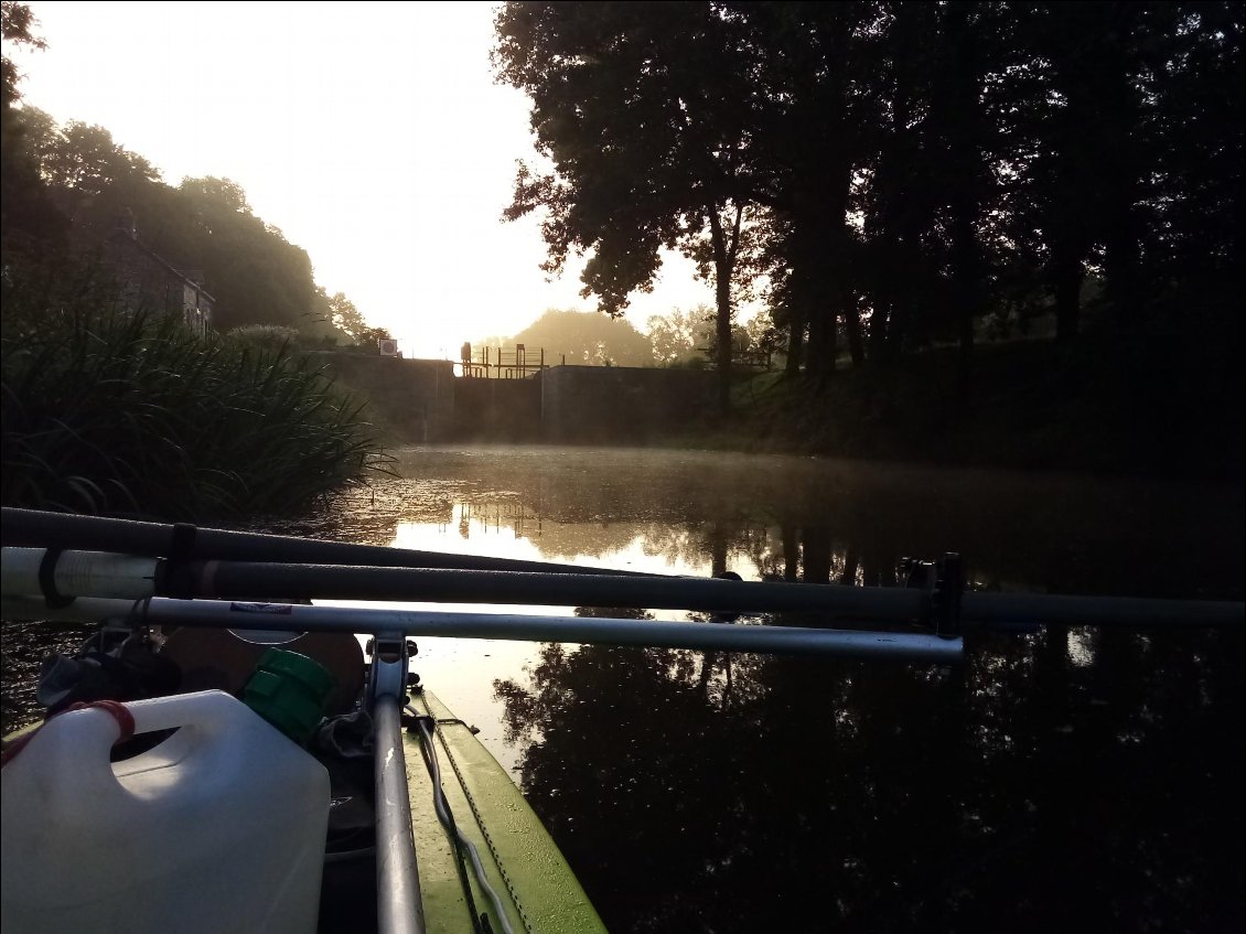 Au petit matin.
Dormi donc juste après l'écluse.