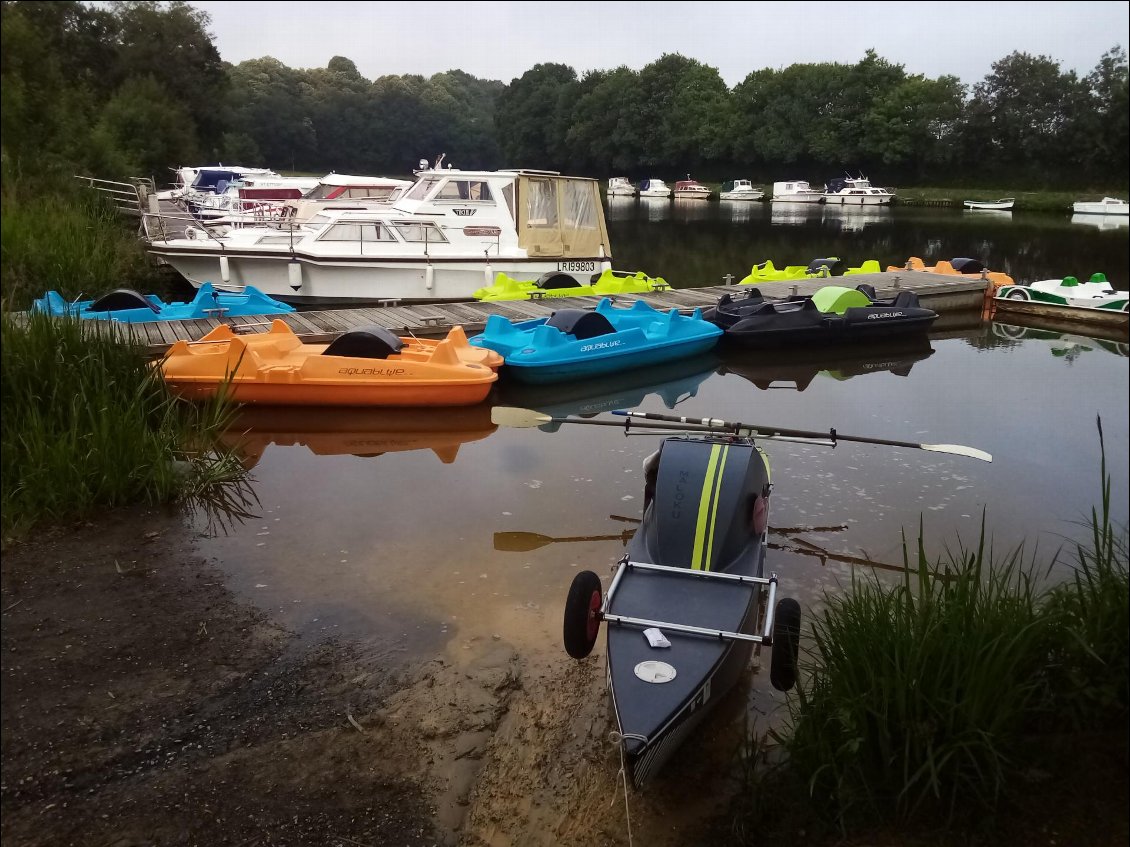 Pause à Guenrouet. Les jouets sont rangés ensemble.