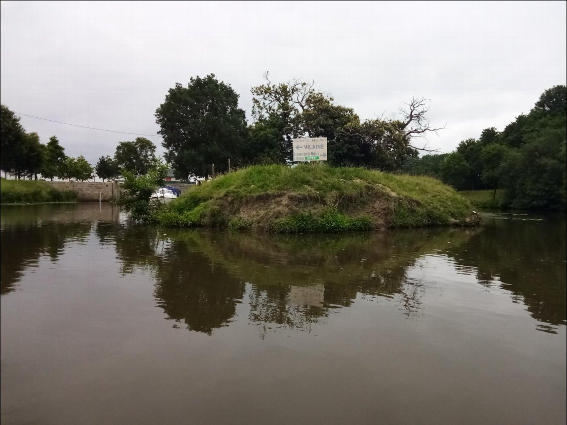 Le fameux endroit où je dois prendre le canal à droite et non la vilaine Vilaine à contre courant à gauche.