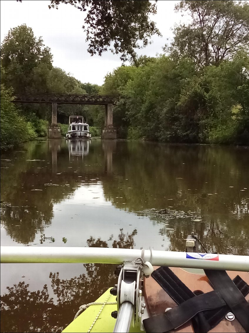 Pas assez de jus pour rejoindre Redon : pause pâté baguette dans le canal.
Je suis suivi. Vite, je planque le pâté !