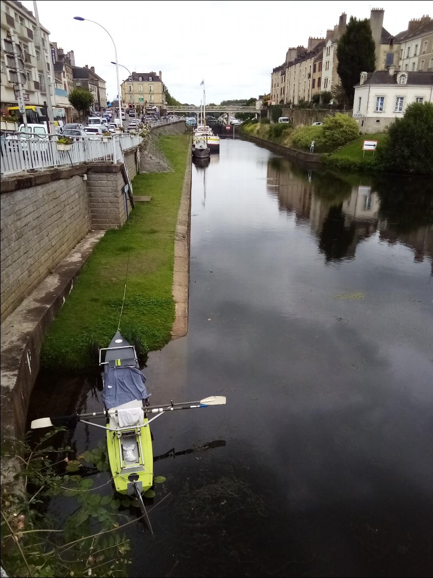 Amarré où j'ai pu...
Les quais sont trop hauts pour ma compagne et son portant.